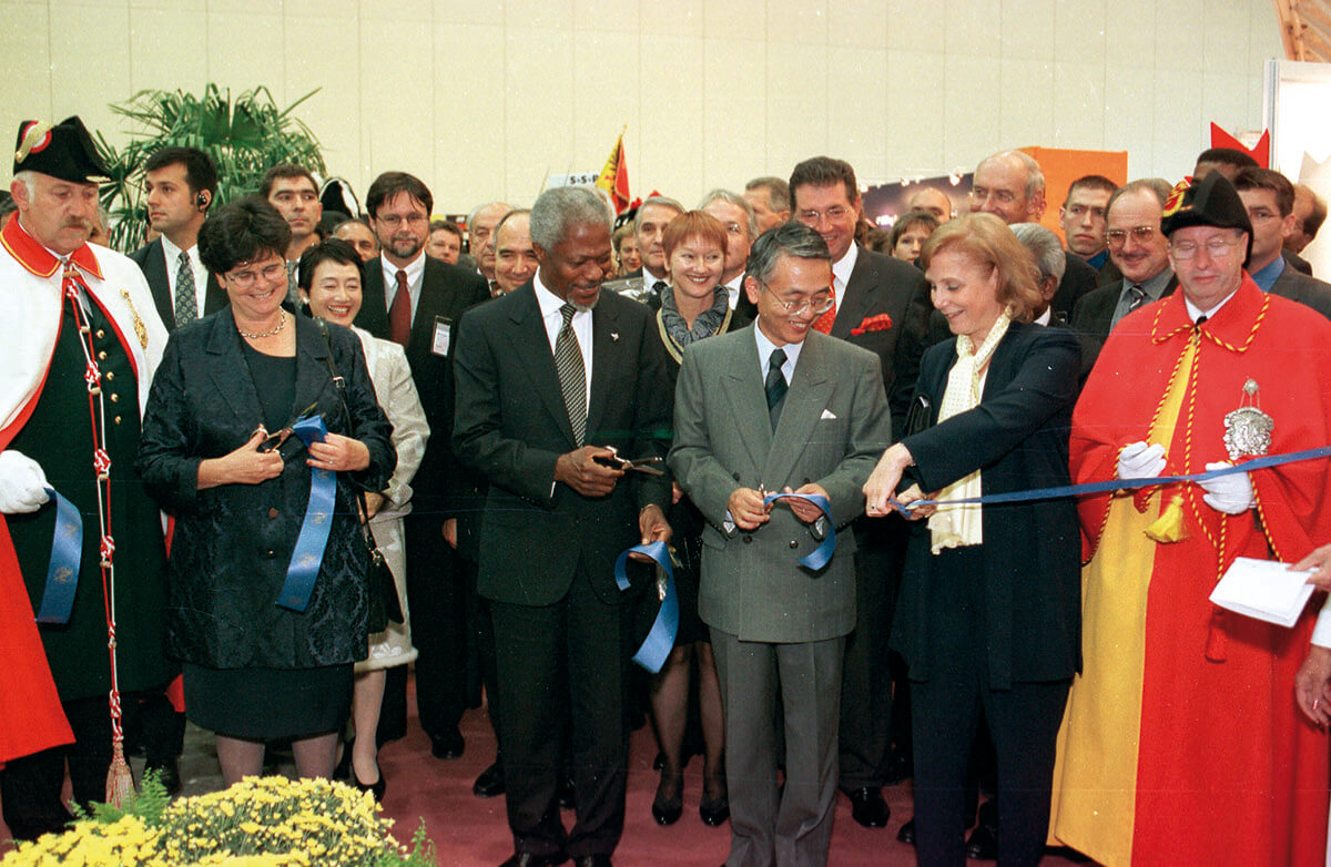 Geneva: the opening ceremony. (From left to right) Ruth Dreifuss, President of the Swiss Confederation, Kofi Annan, Secretary-General of the United Nations, Yoshio Utsumi, SecretaryGeneral of ITU , Martine Brunschwig-Graf, President of the State Council of the Republic and Canton of Geneva
