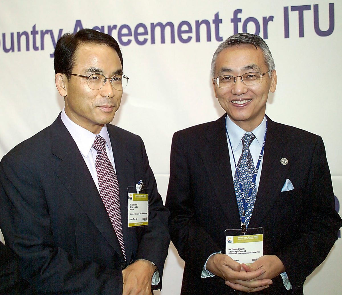 (right) Yoshio Utsumi, Secretary-General of ITU (1999-2006)